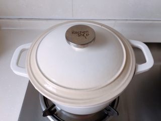 9、小米南瓜板栗甘薯粥,转小火加盖焖煮15分钟