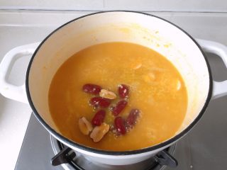 12、小米南瓜板栗甘薯粥,煮开后转小火加盖焖煮15-20分钟