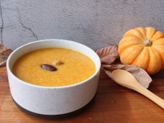 14、小米南瓜板栗甘薯粥,香浓幼滑的小米南瓜板栗甘薯粥就可以享用啦