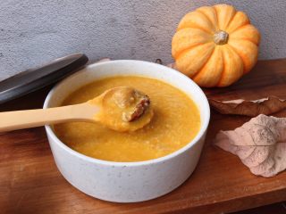 15、小米南瓜板栗甘薯粥,融进了南瓜和甘薯的小米粥变得香浓幼滑,板栗绵密而甘甜,伴着红枣的甜香,碳水化合物带来的所有的美好,好似都在这一碗明媚的冬日暖阳(洋)里