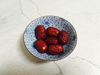 2、红枣花生黑小米粥,红枣六颗