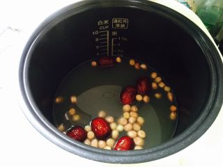 8、红枣花生黑小米粥,热水量约800ml