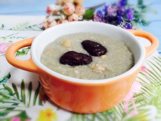 11、红枣花生黑小米粥,盛入器皿中