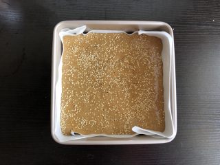 9、红枣糕（全蛋打发）,八寸模具，提前铺油纸，倒入面糊，撒白芝麻