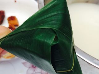 7、红枣粽子,将叶子盖住包裹起来，呈三角