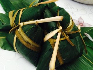 8、红枣粽子,用绳子捆绑严实