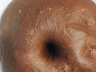 3、麻薯欧包,用手指沾面粉戳进面团，不回弹就是发好了，注意不要发过头了！