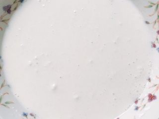 4、麻薯欧包,把里馅做麻薯的材料混合搅匀，开水蒸至全部透明，观察里外四周颜色均匀就是蒸好了。大约20分钟！