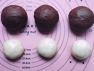 6、麻薯欧包,面团根据自己想做的形状分团，我分成三个团，准备做6个，每个形状做两个！