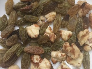 7、麻薯欧包,核桃仁葡萄干准备好，核桃仁可以稍微烤一下去皮，也可以不烤，随便你自己口味！我有两个用红枣蜜饯代替了葡萄干，也不错！