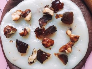 8、麻薯欧包,外面面团大一点儿，糯米面团小一点儿，包的核桃仁等也根据你自己喜欢，喜欢吃就多包一点儿，不喜欢吃就少放几个！