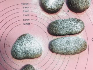 9、麻薯欧包,做了两个圆形、两个心形、两个长形，割包可以面团形状做好以后，筛点面粉就割，割完去二次发酵，发至两倍大开始烤，也可以先二次发酵，大约发两倍大，发好以后，筛面团再割包再烤也行！