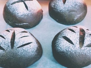 11、麻薯欧包,这是面团整好，先二次发酵，发大了准备来烤了才筛粉割的，两种差不多，看你自己更适合哪个！