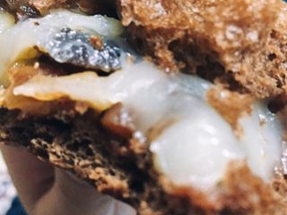 12、麻薯欧包,发酵完，上下火180度，20分钟！（温度根据不同烤箱会有不同，第一次烤请你在烤箱旁边看着，别烤糊了，看快上颜色了赶紧降至160度，或者盖锡纸继续烤）出炉后，不要张嘴就咬，麻薯的馅是比一般的面包馅要烫很多很多的，会烫伤的，晾晾掰开再吃！切记！非常美味！