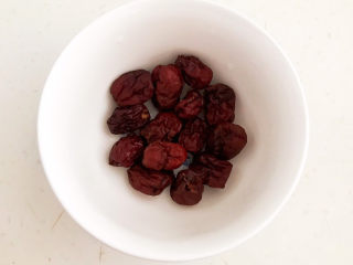 4、银耳莲子红枣汤,无核金丝小枣用温水清洗干净