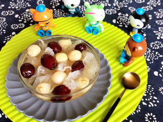 15、银耳莲子红枣汤,银耳莲子红枣汤夏天可以吃冷的，冬天吃热的，非常完美的下午茶或宵夜~