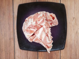 1、羊肉炒香菜,先准备羊肉，然后化冻