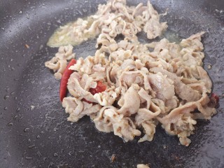 15、羊肉炒香菜,翻炒至羊肉变色