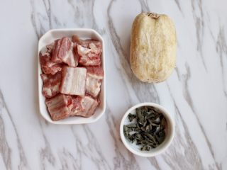 1、藕丁黑木耳炖排骨,准备食材