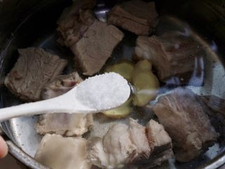 4、藕丁黑木耳炖排骨,一勺半的盐