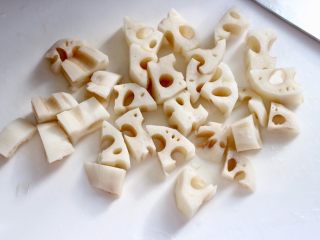 8、藕丁黑木耳炖排骨,藕洗净去皮切丁