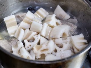 11、藕丁黑木耳炖排骨,再放入藕丁