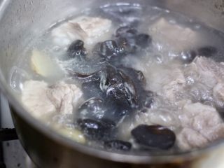 10、藕丁黑木耳炖排骨,排骨炖至30分钟后，放入黑木耳