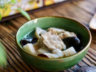 13、藕丁黑木耳炖排骨,成品图