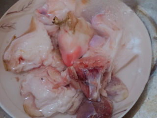 2、猪蹄黄豆玉米汤,用水冲洗干净