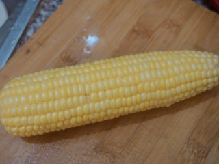 4、猪蹄黄豆玉米汤,准备1根玉米????