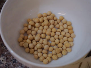 6、猪蹄黄豆玉米汤,准备少许黄豆