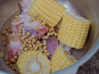 10、猪蹄黄豆玉米汤,加入黄豆