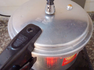 14、猪蹄黄豆玉米汤,高压锅大火焖煮20分钟