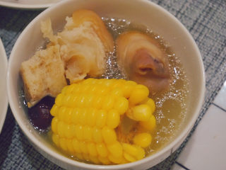 17、猪蹄黄豆玉米汤,猪蹄肉软糯,汤清甜,夏天也适合喝呢