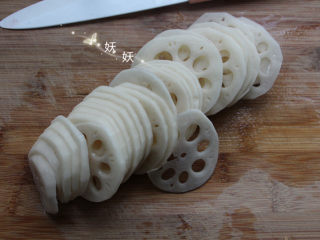 3、酸辣藕片,切成薄片。