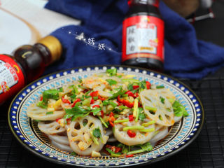 11、酸辣藕片,将料水倒入藕片，然后滴几滴麻油提香，加入辣椒油提色提味，拌匀即可。