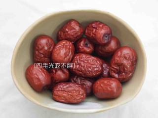 1、滋补土龙排骨汤,红枣6个洗净备用；