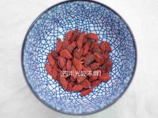 2、滋补土龙排骨汤,枸杞一小把洗净备用；