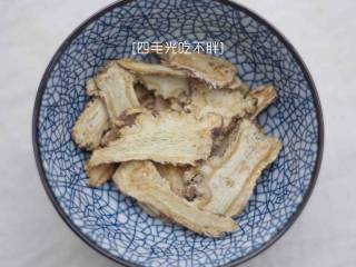 3、滋补土龙排骨汤,当归7小片洗净备用；