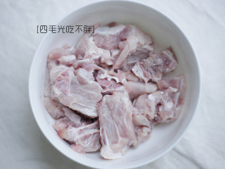 5、滋补土龙排骨汤,排骨洗净备用；