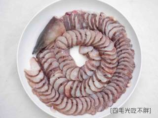 6、滋补土龙排骨汤,土龙杀好洗净切薄片备用；