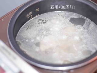 7、滋补土龙排骨汤,排骨加入适量的水慢炖1小时；