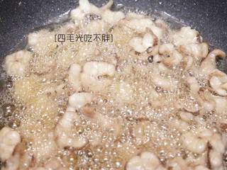 8、滋补土龙排骨汤,加2小碗油，热至8成把土龙肉片放入锅中油炸；