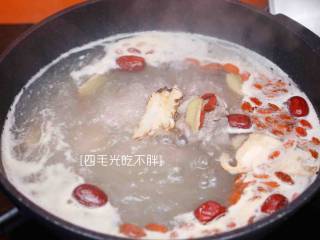 11、滋补土龙排骨汤,加洗好的红枣、枸杞、当归、姜片；