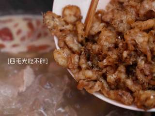 12、滋补土龙排骨汤,倒入炸好的土龙；