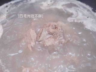 10、滋补土龙排骨汤,把炖好的排骨汤倒入锅中；