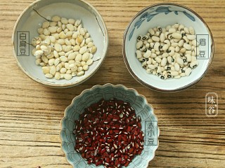 2、清热祛湿的沙葛猪骨汤,赤小豆、眉豆、扁豆洗净，浸泡1小时。（赤小豆不是平常所说的红豆。红豆比较圆，赤小豆是细长的，稍扁。赤小豆除湿的功效较强供药用调理，而红豆主要供食用。）