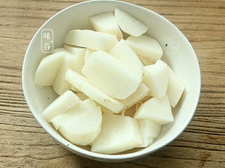 7、清热祛湿的沙葛猪骨汤,将沙葛洗净，去皮，去筋，切成块。