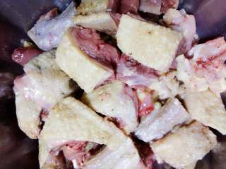 1、山药老鸭汤,鸭子剁成块。