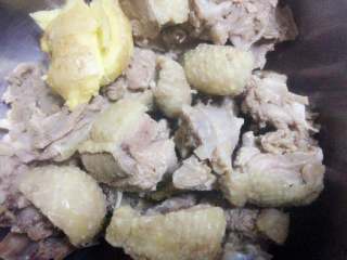 2、山药老鸭汤,锅里水烧开，将鸭块，两勺料酒，一小半姜拍破，一起放入锅里，去除血水泡沫，捞出沥水备用。